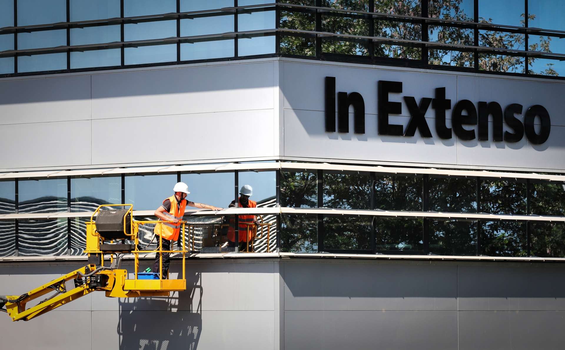 Nettoyage des vitres d'un bâtiment d'expertise comptable à Bois